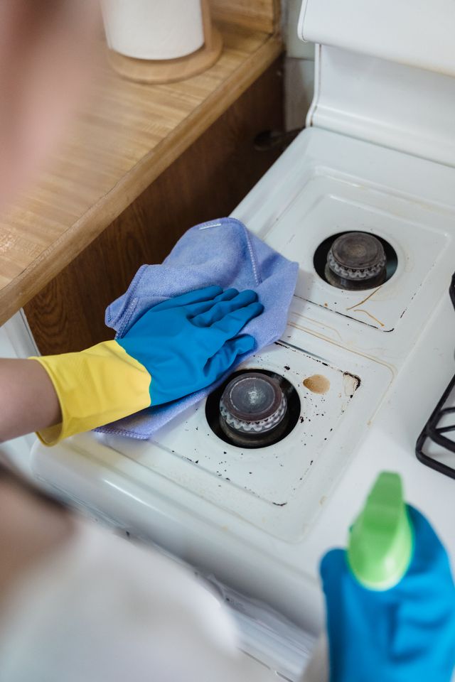 Greasy stovetop before a Sudzy deep clean